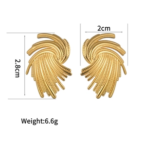 Dettaglio degli orecchini geometrici intrecciati dorati 18K con altezza 2,8cm
