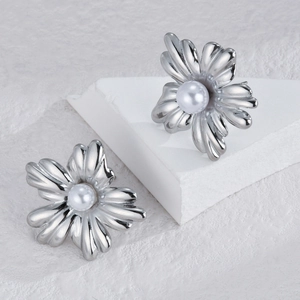 Orecchini a fiore in argento con perle barocche su espositore geometrico elegante