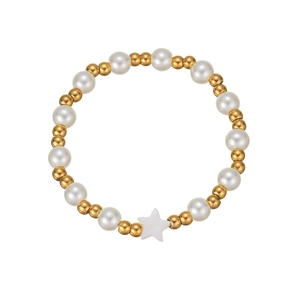 Minimalistisches Perlenarmband mit weißen Perlen, Goldperlen und einem Sternanhänger