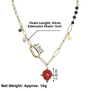 Détail du collier vintage avec pendentif goutte rouge de 2,8 cm et chaîne en perles