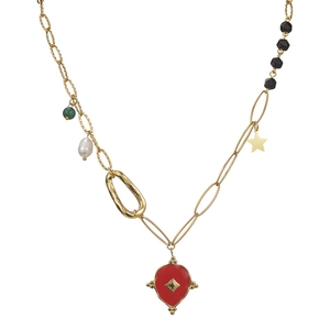 Collier vintage plaqué or 14K avec pendentif goutte rouge et breloque étoile sur fond blanc