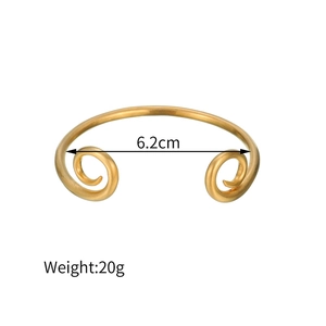 Détail du bracelet spirale doré indiquant le diamètre de 6,2 cm et le poids de 20 g