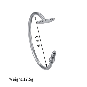 Vue détaillée du bracelet jonc en acier inoxydable style Wukong, diamètre de 6,2 cm