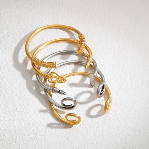Bracelets en acier inoxydable doré et argenté avec gravures en relief de style rétro