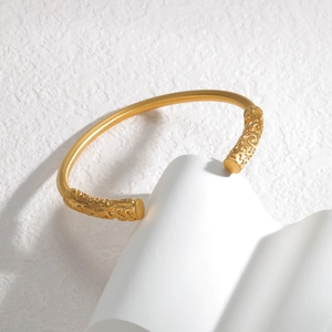 Bracelet jonc ouvert doré avec gravures de nuages inspirées de la légende Sun Wukong