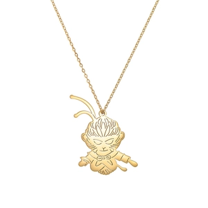 Détail d'un collier avec pendentif Roi Singe doré et chaîne à maillons fins