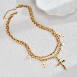 Collana a doppio strato dorata con ciondolo a croce, perla e charm occhio di zircone colorato