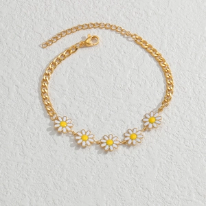 Detail der goldenen Gänseblümchen-Armband mit Emaille-Blumen und verstellbarer Kette