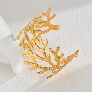 Schicker 18k Gold-Edelstahl-Armreif mit einzigartiger Korallenzweig-Hammerschlagstruktur