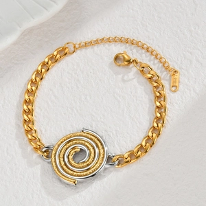 Vue détaillée d'un bracelet gourmette doré avec disque en spirale texturé et fermoir