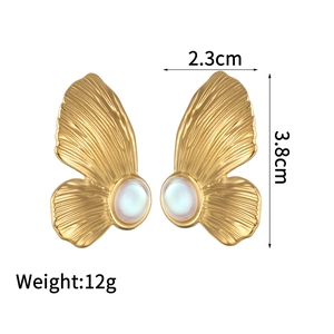 Détail de boucles d'oreilles papillon dorées avec pierre opale blanche et dimensions exactes