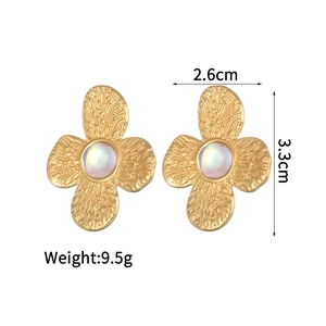 Boucles d'oreilles fleurs vintage plaquées or 18K avec perle centrale, taille 3,3 cm