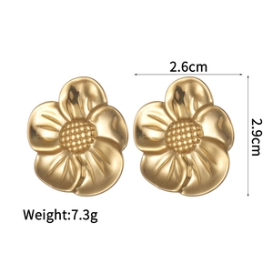 Boucles d'oreilles fleur en acier inoxydable plaqué or 18K avec pétales texturés