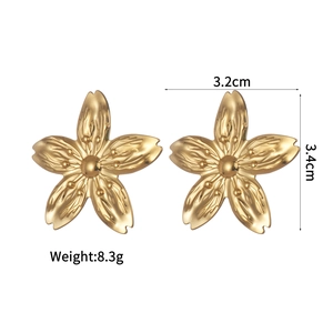 Boucles d'oreilles fleurs minimalistes plaquées or 18 carats avec texture mate et perle
