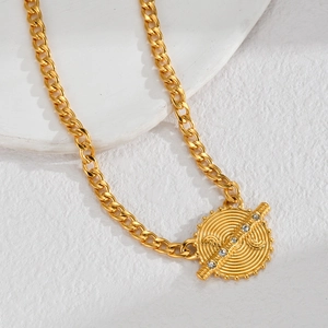 Collier élégant en acier titane doré avec chaîne épaisse et pendentif rond en zircon