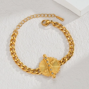 Bracelet en acier titane doré avec disque à texture soleil et zircons sur maille gourmette