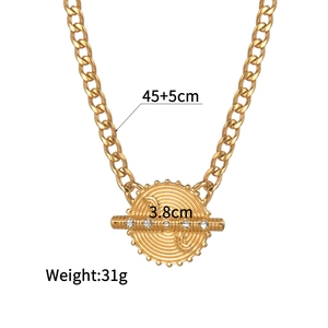 Collier en acier titane doré à chaîne spirale avec pendentif rond gravé et cristaux