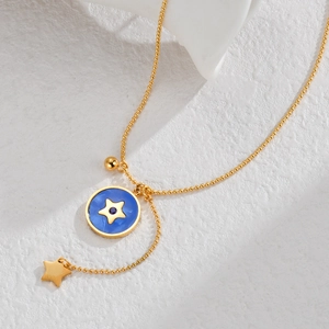 Collier en acier inoxydable doré 18 carats avec pendentif étoile bleue sur fond pierre