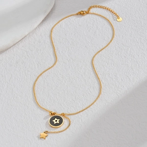 Détail de chaîne à billes en or 18k avec pendentif étoile noire et étiquette métal