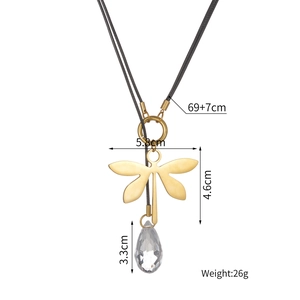 Dettaglio della collana a libellula con pendente in cristallo e misure del cordino