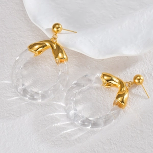 Boucles d'oreilles créoles en métal doré torsadé et acrylique sur plateau en céramique