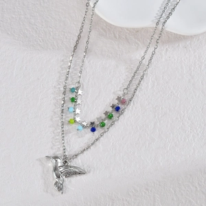Collier double rang doré avec perles colorées, breloques étoiles et pendentif colibri