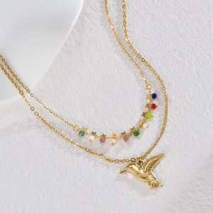 Collier double couche vintage 18k or avec pendentif colibri, perles colorées et étoiles