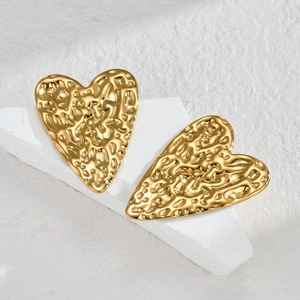 Polished 18k gold heart stud earrings with unique hammered texture on stone base