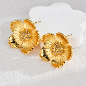 Vue détaillée des boucles d'oreilles fleurs plaquées or 18 carats avec centre en zircon