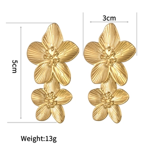 Détail des boucles d'oreilles fleurs en or 18K avec dimensions 5cm de haut et 3cm de large