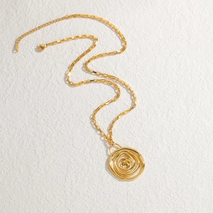Détail de la chaîne box en acier doré 18 carats avec pendentif fleur de rose en spirale