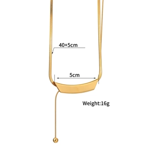 Dettaglio della collana in acciaio placcato oro 18K con misure 40+5cm e pendente di 5cm
