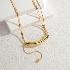 Collana a catena a serpente dorata in acciaio inossidabile con pendente ad arco e perla