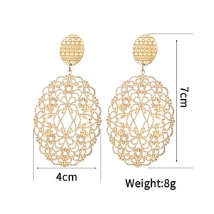 Goldene Oversize-Hohlohrringe mit filigranem Spitzenmuster, Maße 7cm x 4cm, 8g Gewicht