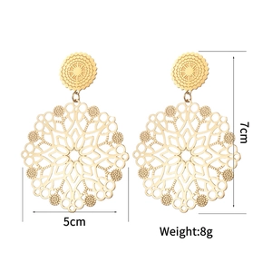 Detailansicht der goldenen hohlen Mandala-Ohrringe mit Größen- und Gewichtsangaben