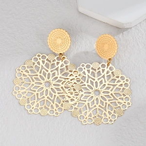 Elegante goldene Ohrhänger mit hohlem Mandala-Blumenmuster auf einem Steinhintergrund