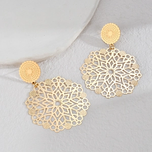 Elegante goldene hohle Boho-Ohrringe mit Mandala-Mustern auf grauem Hintergrund