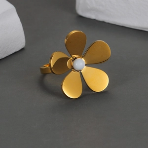 Anello Petali Di Fiori In Acciaio Inossidabile Placcato Oro 18K Con Perla Artificial Sintetica Bianca Design Aperto Regolabile Elegante