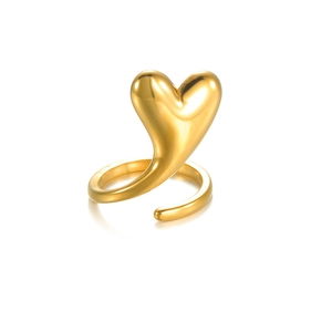 Detailed view of the 3D heart-shaped gold ring featuring a high-polish mirror finish