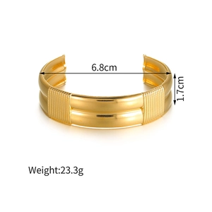 Bracelet jonc ouvert en acier inoxydable doré avec texture verticale et design double barre