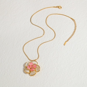 Collana elegante con ciondolo a forma di camelia dorata e pietre rosa e crema da donna