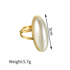 Détail d'une bague perle ovale avec double anneau doré ajustable et hauteur de 3cm