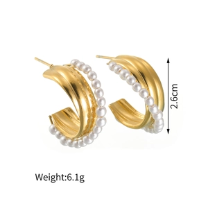 Gold C-shaped wide hoop earrings with white pearls, 2.6cm size and 6.1g weight