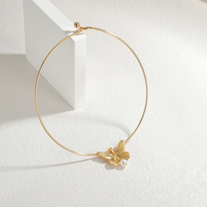 Elegante choker dorato con ciondolo a farfalla e una perla centrale di design unico
