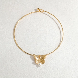 Elegante collana girocollo in acciaio al titanio dorato con ciondolo farfalla e perla