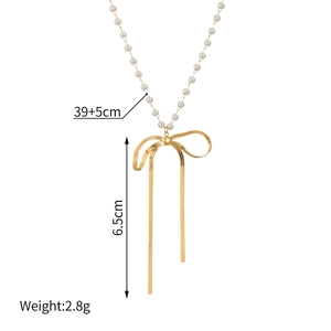 Elegante Edelstahl-Perlenkette mit goldenem Schleifenanhänger und Schlangenkette-Quasten