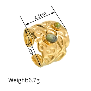 Bague large dorée en acier inoxydable avec pierres vertes et texture organique