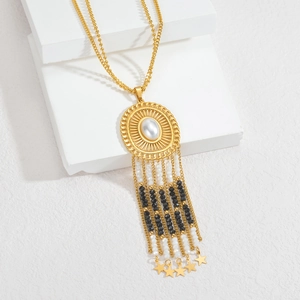 Sautoir bohème fait main avec pendentif médaille dorée et pompons étoilés