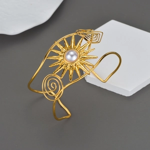 Bracciale rigido aperto dorato a forma di sole con perla e design a filo ritorto