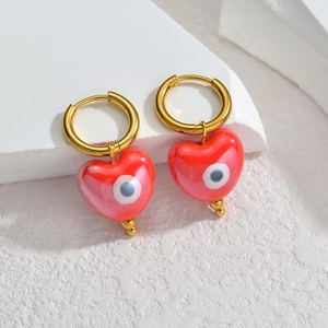 Créoles dorées avec pendentifs cœur rouge et motif œil maléfique sur pierre blanche